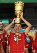  Thomas Müller var som altid i strålende humør, da han løftede den pokal, som Bayern München havde vundet for 20. gang. Foto: Alexander Hassenstein/Ritzau Scanpix