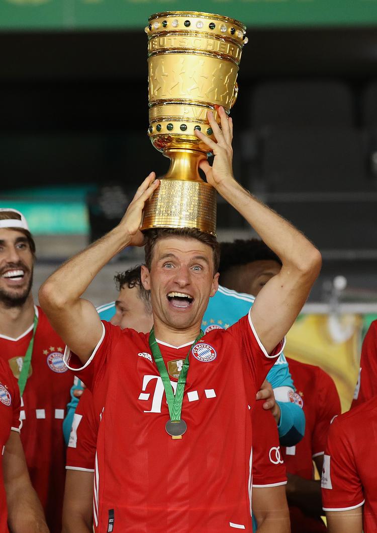  Thomas Müller var som altid i strålende humør, da han løftede den pokal, som Bayern München havde vundet for 20. gang. Foto: Alexander Hassenstein/Ritzau Scanpix