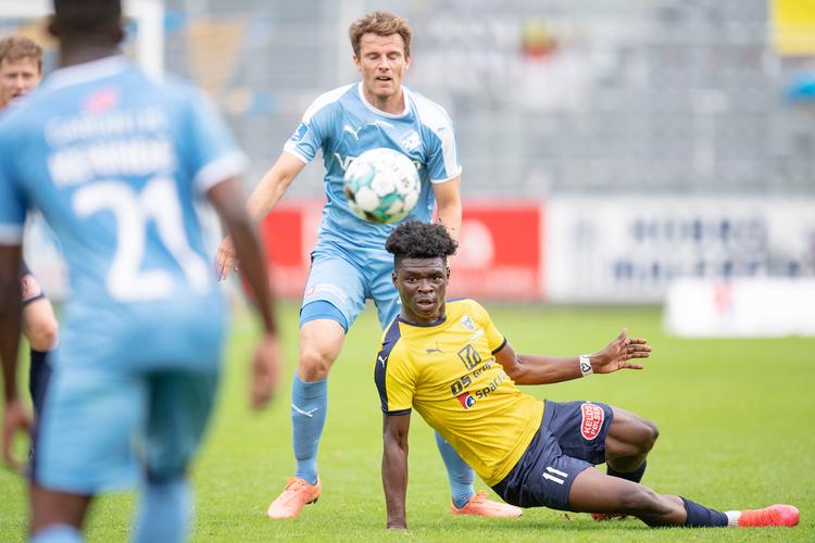 Hobros Emmanuel Afriyie Sabbi i kamp med Randers FCs Jesper Lauridsen. Foto: Bo Amstrup/Ritzau Scanpix