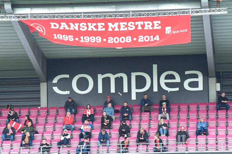 Travlhed i forbindelse med pokalfinalen gjorde, at AaB kun  kunne huse et par hundrede tilskuere mod Brøndby. Foto: Ernst van Norde/Ritzau Scanpix