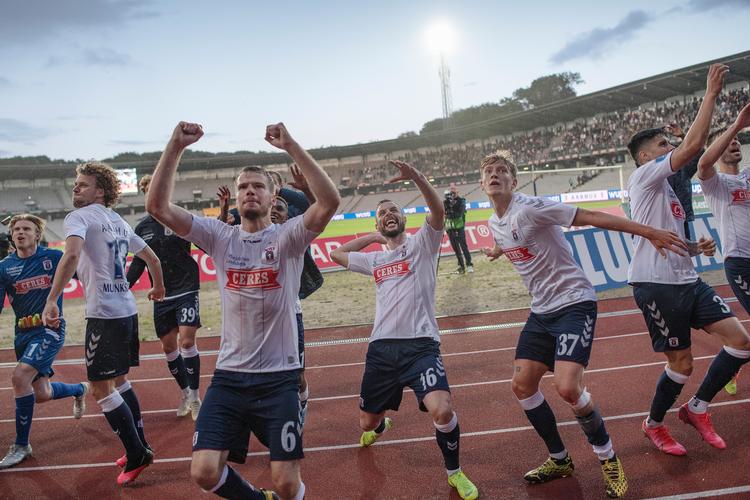 Det var et hjørnespark fra Casper Højer Nielsen (midt i billedet med nr. 16), som FCK-målmanden Karl-Johan Johnsson tabte ind i sit eget mål. Foto: Bo Amstrup/Ritzau Scanpix