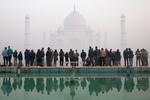 Besøgende ved Taj Mahal i januar sidste år. Tågen er ikke tåge, men smog fra forurening.  Foto: Andrew Kelly/Ritzau Scanpix