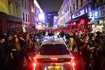 Der var gang i festen i Soho i det centrale London, da pubberne åbnede igen lørdag. Overordnet forløb genåbningen godt, selv om der var lommer, hvor festen blev for tæt og voldsom. Foto: Justin Tallis/Ritzau Scanpix