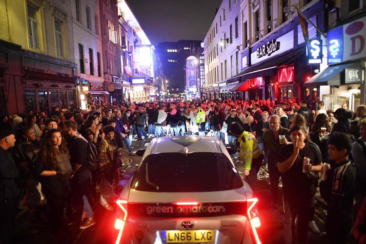 Der var gang i festen i Soho i det centrale London, da pubberne åbnede igen lørdag. Overordnet forløb genåbningen godt, selv om der var lommer, hvor festen blev for tæt og voldsom. Foto: Justin Tallis/Ritzau Scanpix