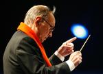 Ennio Morricone ses her under en koncert i Milano i 2006.    Foto: Luca Bruno/AP