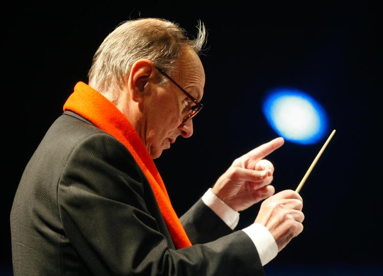 Ennio Morricone ses her under en koncert i Milano i 2006.    Foto: Luca Bruno/AP