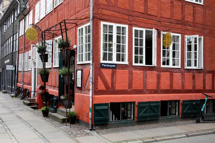    Restaurant Møntergade  drives af smørrebrødsjomfru Karina Pedersen, restaurantchef Simon Olesen og sommelier Rasmus Amdi Larsen. Foto: Finn Frandsen/POLFOTO
