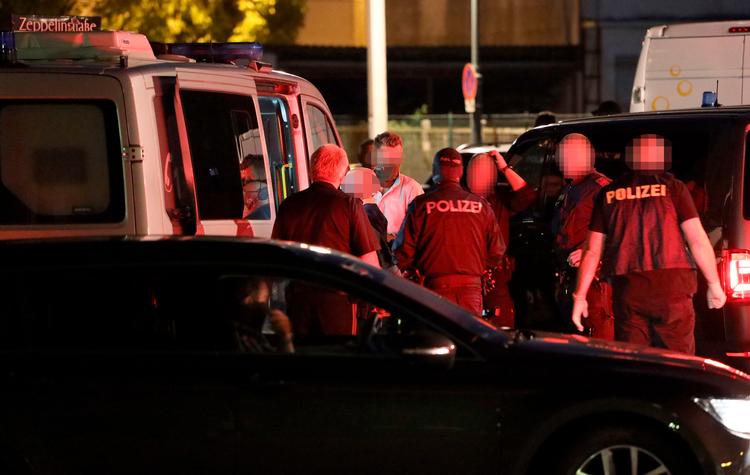 Østrigske betjente tilbageholder en mistænkt efter attentatet. Foto: Matthias Lauber/Ritzau Scanpix