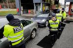 Norske toldere og betjente tjekker biler, som kører ind i landet fra grænsen mod Sverige.  Foto: Norsk Telegrambyra As/Ritzau Scanpix