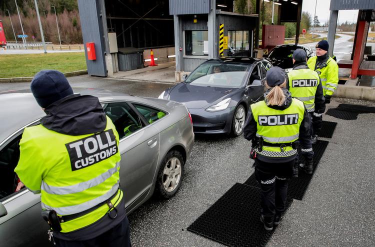Norske toldere og betjente tjekker biler, som kører ind i landet fra grænsen mod Sverige.  Foto: Norsk Telegrambyra As/Ritzau Scanpix