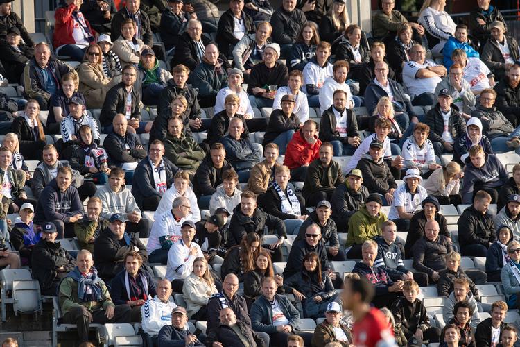 AGFs fans holdt sig inden for retningslinjerne - i hvert fald så længe kampen var i gang, konstaterer Østjyllands Politi. Foto: Bo Amstrup/Ritzau Scanpix