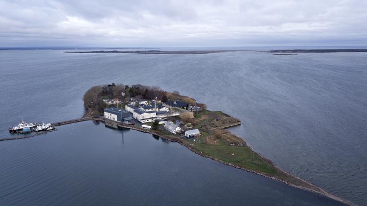 Lindholm ved Kalvehave blev for alvor kendt, da den tidligere regering sammen med Dansk Folkeparti besluttede, at øen skulle indrettes til kriminelle flygtninge og personer på tålt ophold. En plan, som den nuværende regering har droppet.  Foto: Jens Dresling/POLFOTO