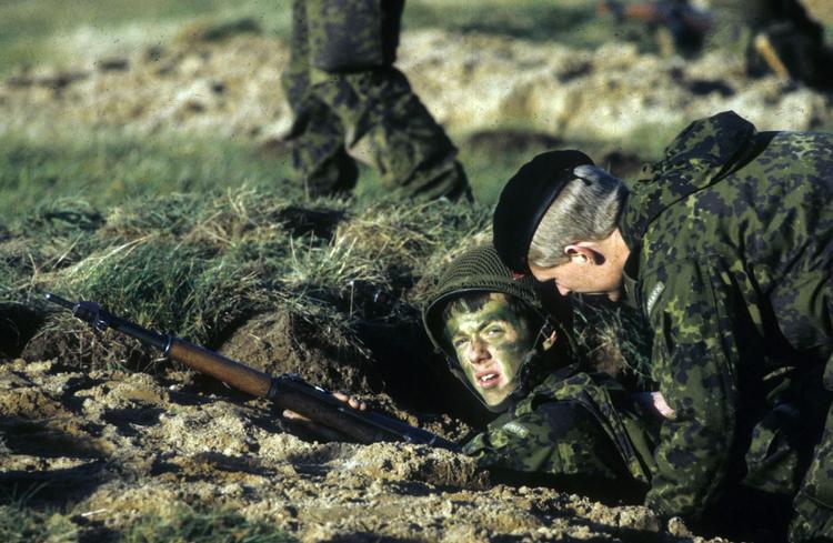 12. november 1986 var endnu en mærkedag til hærens lange liste: Da stiftede Danmarks kommende konge bekendtskab med et skyttehul som rekrut i Livgarden. Foto: Jens Dresling Foto: Jens Dresling