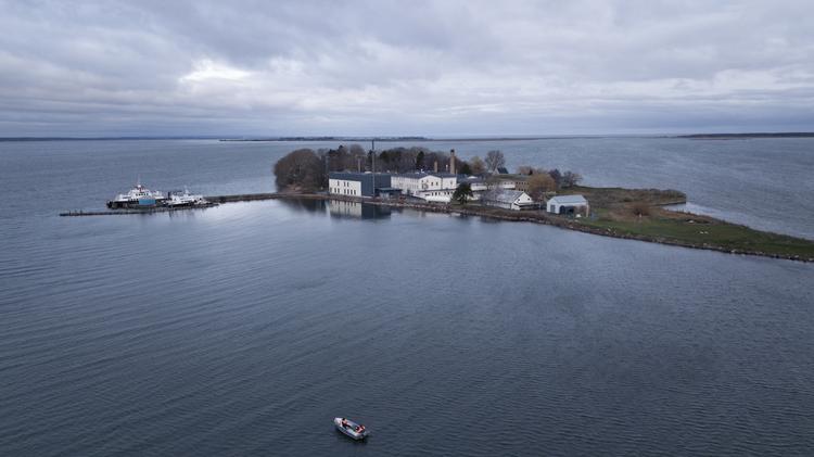 Øen Lindholm blev for alvor kendt, da den tidligere regering sammen med Dansk Folkeparti besluttede at indrette et center for kriminelle flygtninge og personer på tålt ophold. En beslutning, som den nuværende regering af annulleret.  Foto: Jens Dresling/POLFOTO