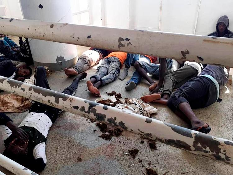 De sejlede fra Libyen i en gummibåd onsdag i sidste uge. Da motoren satte ud, og båden begyndte at synke, blev de reddet af et skib, der normalt sejler med kreaturer. Nu sover de på det beskidte stalddæk, mens de venter på, at EU tilbyder en sikker havn. Foto: Alarm Phone