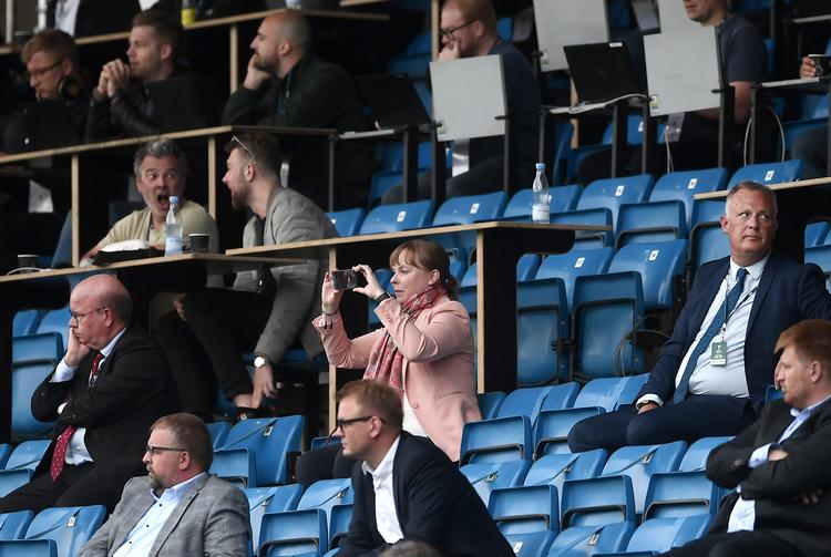     Kulturminister Joy Mogensen fotograferer fodbold mellem DBU's Jesper Møller og Thomas Christensen.   Foto: Lars Poulsen/POLFOTO