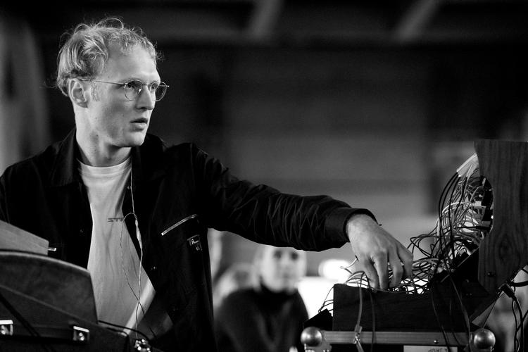 Mikkel Nejrup havde hevet alle sine synthesizere og effektmaskiner med ud for enden af Refshaleøen denne regnvåde tirsdag. Foto: Peter Hove Olesen/POLFOTO