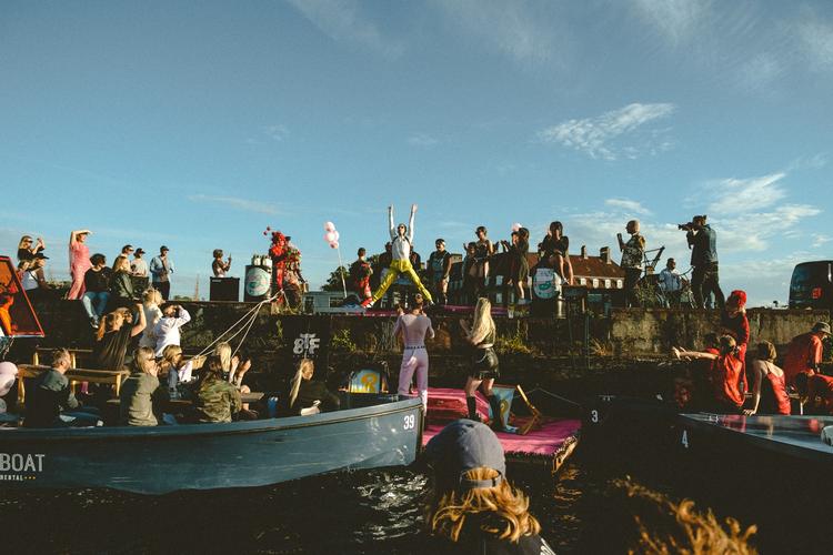 Musikkollektivet Back to Future Sounds inviterer til koncert på vandet i GoBoats. Foto: Klara Løkke/PR