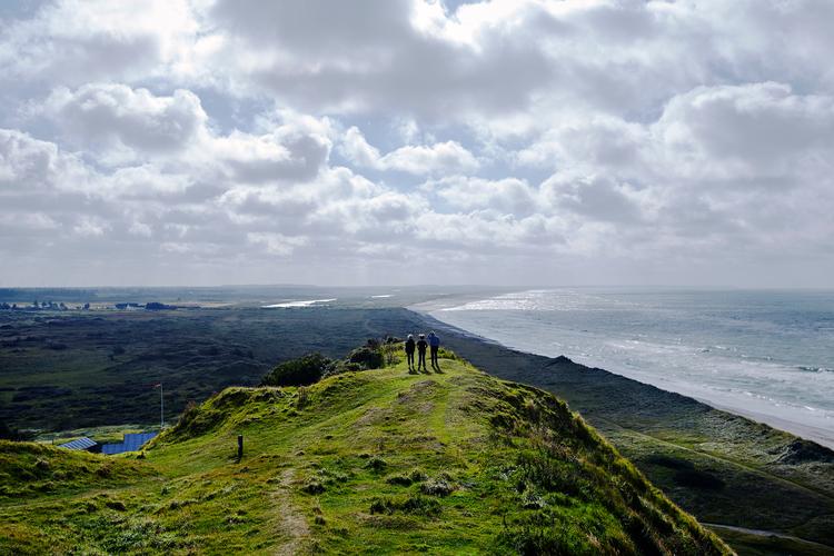 Flere vil holde ferie herhjemme i år både på grund af coronaen og af miljøhensyn. Især naturen trækker som her Jammerbugt i Nordjylland. Foto: Morten Langkilde/POLFOTO