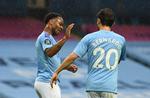  Raheem Sterling siger tak til  Bernardo Silva.  Foto: Oli Scarff/Ritzau Scanpix