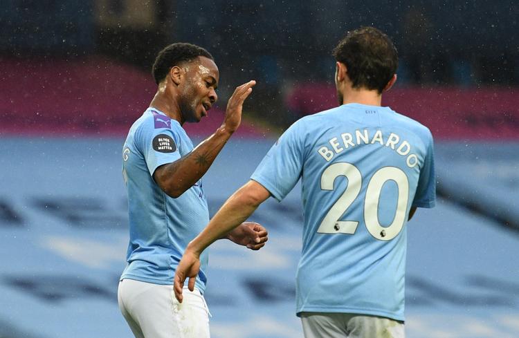  Raheem Sterling siger tak til  Bernardo Silva.  Foto: Oli Scarff/Ritzau Scanpix