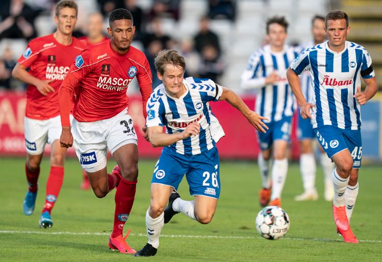 Mikkel Hyllegaard fra OB fik scoret for anden kamp i træk, da han reducerede i hjemmekampen mod Silkeborg.  Foto: Claus Fisker/Ritzau Scanpix