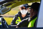 Politiet har opsat vejafspærringer rundt om Melbourne for at sikre, at folk har en god grund til at køre ind og ud. Foto: William West/Ritzau Scanpix