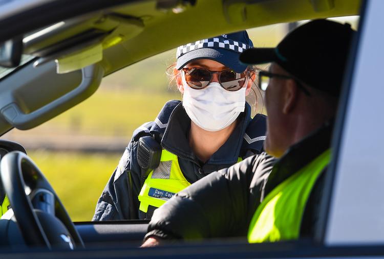 Politiet har opsat vejafspærringer rundt om Melbourne for at sikre, at folk har en god grund til at køre ind og ud. Foto: William West/Ritzau Scanpix