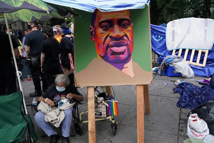 Et billede af George Floyd bliver vist under en demonstration i New York. Foto: Carlo Allegri/Ritzau Scanpix
