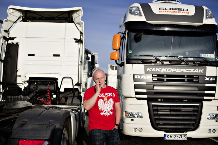 For nogle år siden mødte Politiken den polske lastbilchauffør Dawid Kusa fra en parkeringsplads i Padborg. Fremover kan han se frem til højere løn - hvis han stadig kører i Danmark.  Foto: Martin Lehmann/POLFOTO