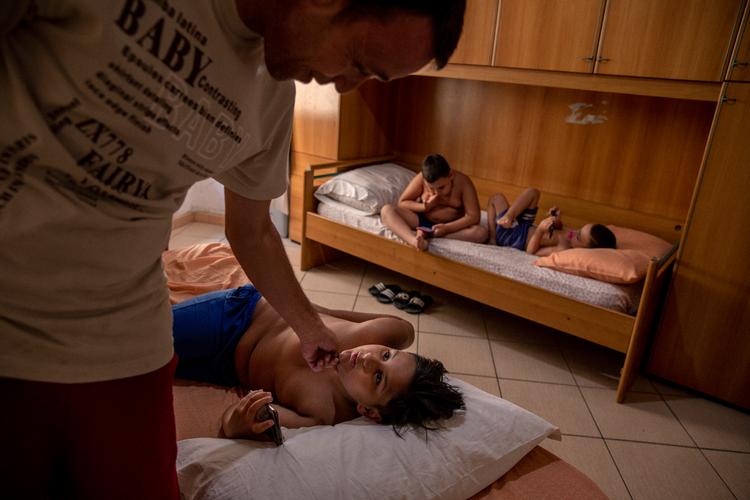 Gaetano Capellone er 38 år og alenefar til tre drenge på hhv. 5, 7 og 10 år. Drengenes mor er stofafhængig og bor ikke hos familien. Tidligere klarede faren til dagen og vejen med småjobs som pizzabud og parkeringshjælper om aftenen. Det satte coronaens nedlukning en stopper for. Foto: Alessio Paduano