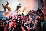 Frustrerede demonstranter gik løs på parlamentsbygningen i Beograd natten til torsdag. Politiet svarede hårdhændet tilbage. Foto: Andrej Isakovic/Ritzau Scanpix