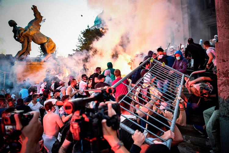 Frustrerede demonstranter gik løs på parlamentsbygningen i Beograd natten til torsdag. Politiet svarede hårdhændet tilbage. Foto: Andrej Isakovic/Ritzau Scanpix