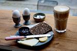 Efternøleren serverer blandt andet denne morgenanretning med valgfri kaffe for 55 kroner. Foto: Jacob Ehrbahn/POLFOTO