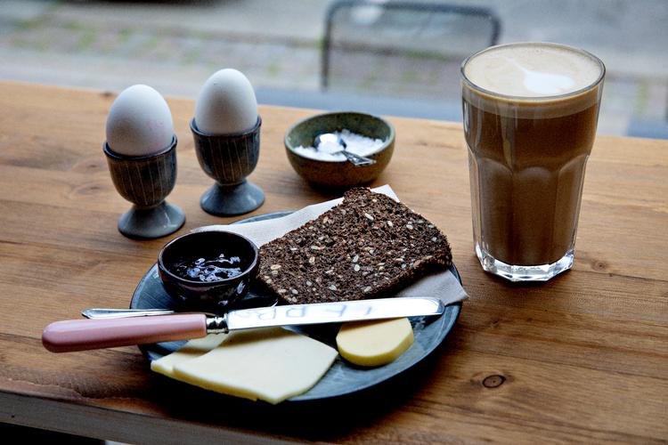 Efternøleren serverer blandt andet denne morgenanretning med valgfri kaffe for 55 kroner. Foto: Jacob Ehrbahn/POLFOTO