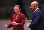 Mette Frederiksen og Charles Michel hygger sig her ved et møde tilbage i februar. Hun kommer Michel Frederiksen i mødet i de intense EU-forhandlinger. Foto: Pool/Ritzau Scanpix