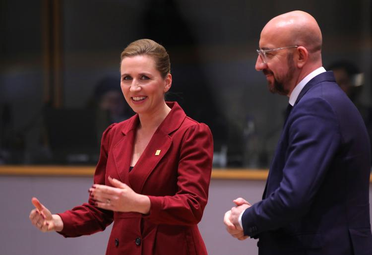 Mette Frederiksen og Charles Michel hygger sig her ved et møde tilbage i februar. Hun kommer Michel Frederiksen i mødet i de intense EU-forhandlinger. Foto: Pool/Ritzau Scanpix