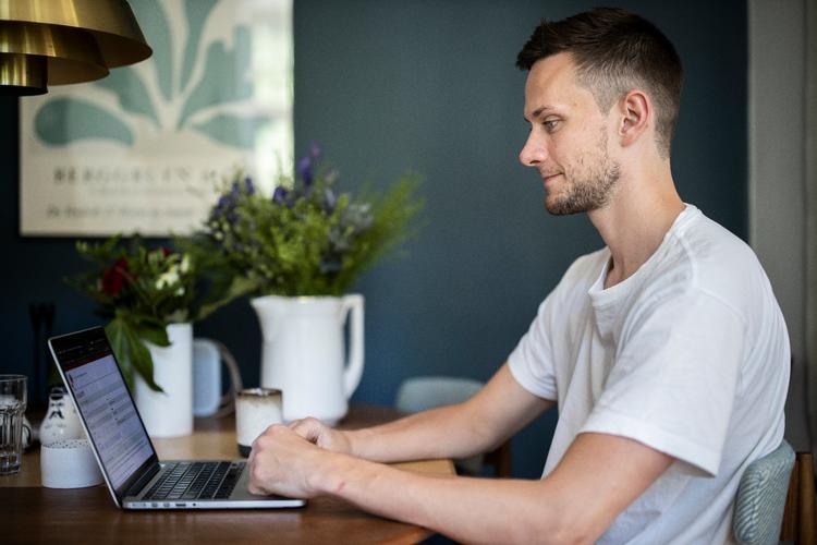  Theis Bech Mikkelsen er nyuddannet læge, og han kommer ikke til at opleve den ceremoni, der normalt er forbundet med at afgive lægeløftet. Han må klare det på computer.  Foto: Jens Hartmann Schmidt/POLFOTO