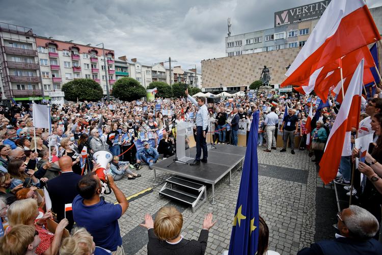 Rafal Trzaskowski fører kampagne i byen Gorzow Wielpolski i det vestlige Polen. Han har en fortid som medlem af EU-Parlamentet og som EU-forhandler for Polens tidligere ministerpræsident Donald Tusk. Indtil for nylig var han borgmester i Warszawa.  Foto: Piotr Malecki/Piotr Malecki