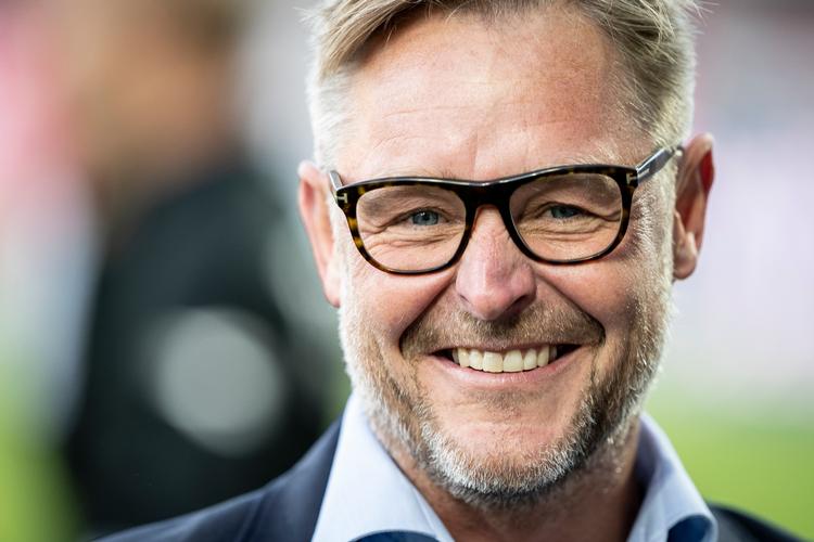 Som direktør er Claus Steinlein blevet ansigtet udadtil for FC Midtjylland, som han har været en del af gennem 20 år. Han ser typisk ud, som han her gjorde, efter at klubben torsdag havde sikret sig sit tredje mesterskab: Smilende og med markante briller. Foto: Mads Claus Rasmussen/Ritzau Scanpix