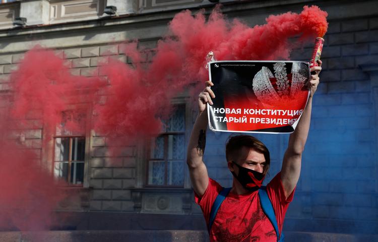 En aktivist i Sankt Petersborg deltager i demonstrationer, der er rettet mod ændringerne i den russiske forfatning. 

 Foto: Anton Vaganov/Ritzau Scanpix