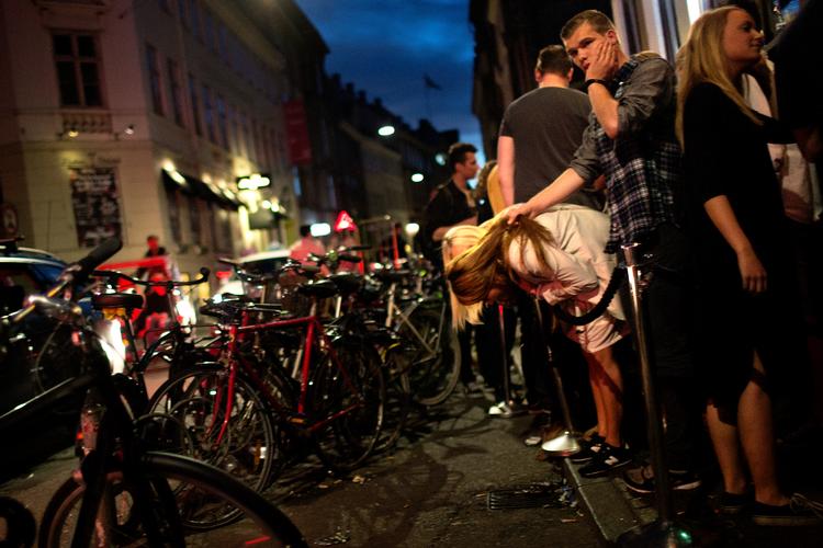 
    Vestergade og Strøget by night. Natteliv. København. Unge, berusede/fulde mennesker på gaden.   Foto: Lars Just/POLFOTO