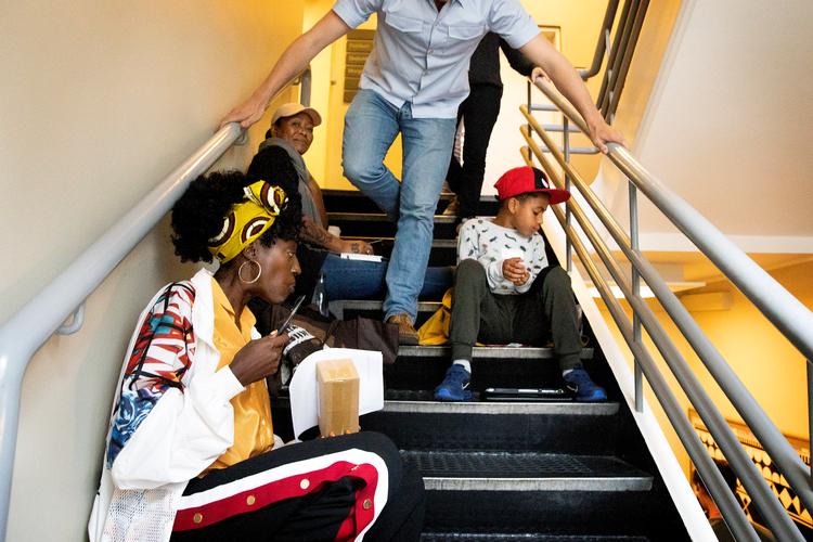 En ansat i JP/Politikens Hus kæmper sig forbi demonstranter, der i protest mod danske medier har indtaget hovedtrappen.  Foto: Finn Frandsen/POLFOTO