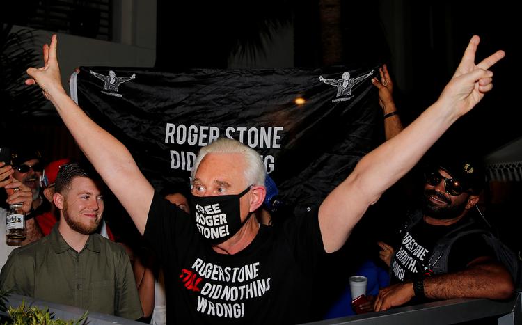     Roger Stone reagerer på Trumps benådning foran sit hjem i Fort Lauderdale, Florida. Foto: Joe Skipper/Ritzau Scanpix