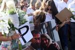     Veronique Monguillot, konen til den nu afdøde buschauffør, holder et billede af sin mand under en demonstration i onsdags i Bayonne i det sydvestlige Frankrig. Foto: Gaizka Iroz/Ritzau Scanpix