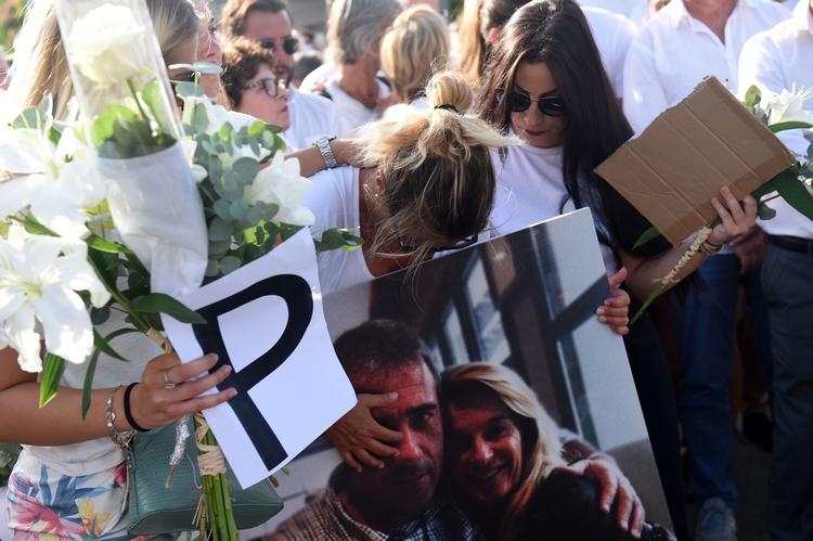     Veronique Monguillot, konen til den nu afdøde buschauffør, holder et billede af sin mand under en demonstration i onsdags i Bayonne i det sydvestlige Frankrig. Foto: Gaizka Iroz/Ritzau Scanpix