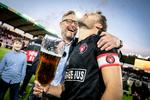 Torsdag fejrede FC Midtjyllands anfører, Erik Sviatchenko, og direktør, Claus Steinlein,  at de efter 3-1 over FCK har været med til at sikre klubben tre mesterskaber på seks år. Foto: Mads Claus Rasmussen/Ritzau Scanpix