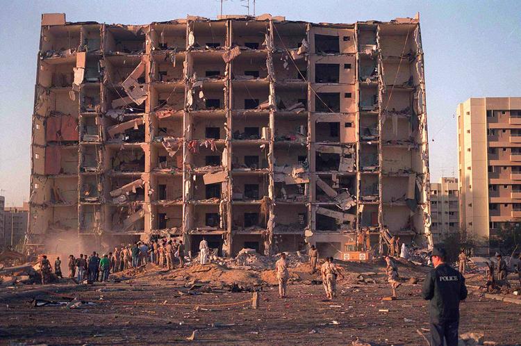 Khobar Towers - boligblok for amerikanske soldater, udsat for gigantisk bombeeksplosion 25. juni 1996. USA giver Iran skylden. 