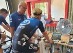 Bjarne Riis giver Michael Valgren de sidste dessiner inden starten på dagens virtuelle Tour de France-etape. Foto: NTT Pro Cycling. 