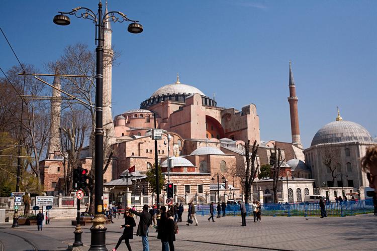 Hagia Sofia - bygget som kirke, omdannet til moske efter tusinde år, dernæst moske i 500 år og senest museum i 85 år. Nu vil Tyrkiet bringe bygningen tilbage til at tjene som moské.. Foto: Hanne Boock